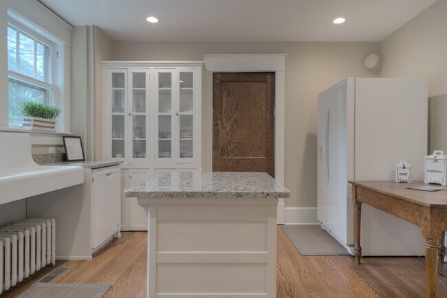 Building Photo - 207 Otey St