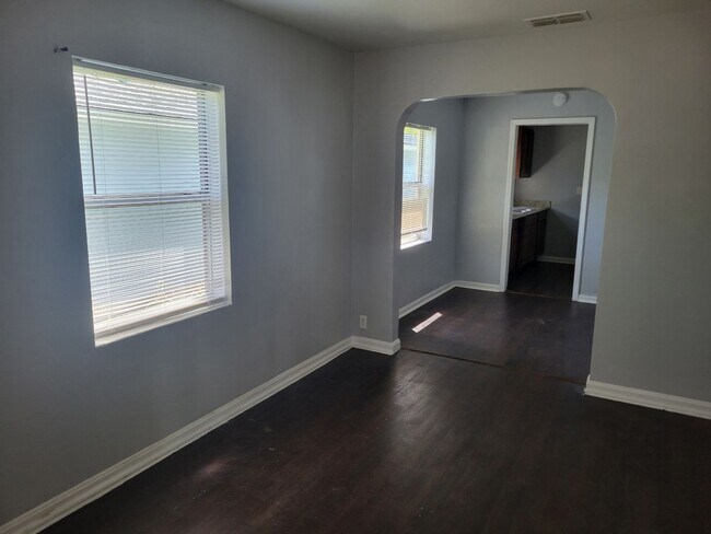 Building Photo - Cute 2 Bedroom