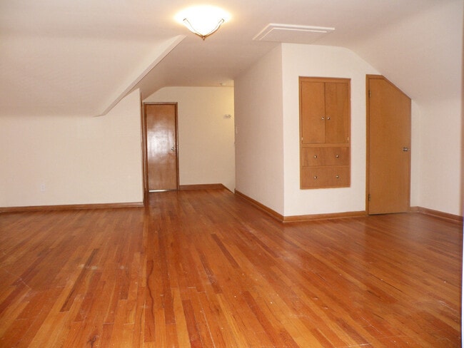 Building Photo - 3 Bed - 2 Full Bath Cape Cod for Rent in Euclid!