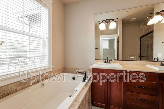 Building Photo - 9408 SE Causey Ave