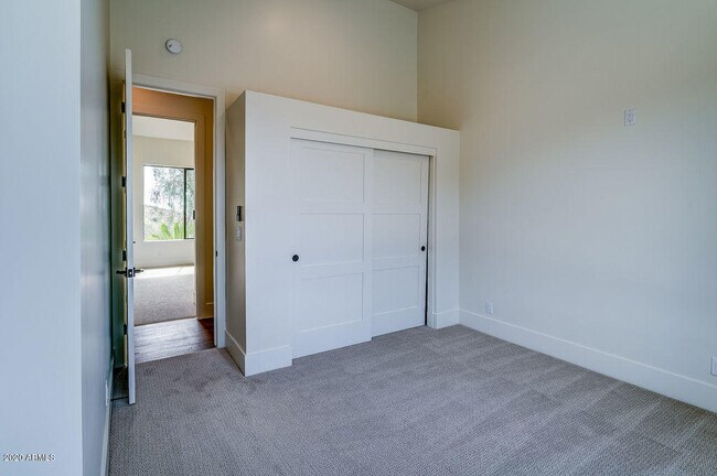 Building Photo - 301 E Jomax Rd