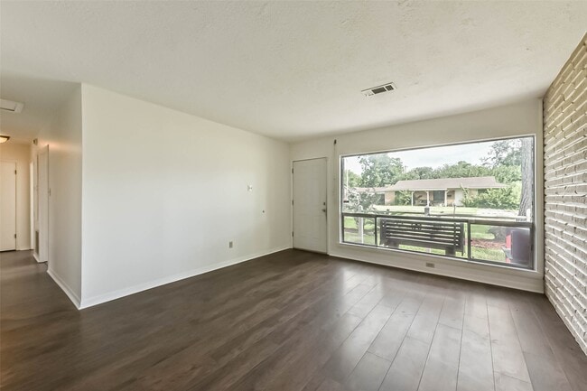 Building Photo - 1124 Helen Dr