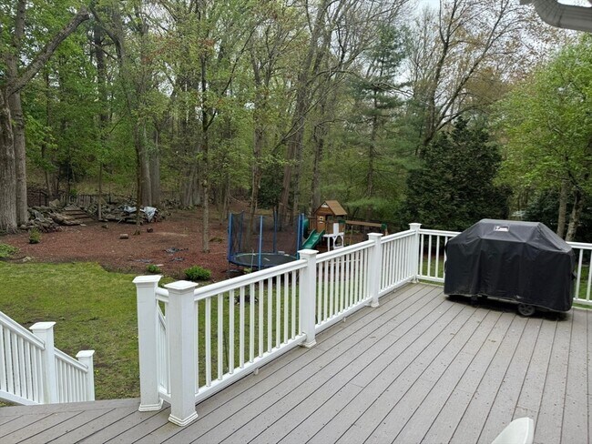 Building Photo - 4 Paddock Ln