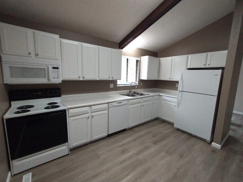Kitchen - 3275 Squaw Valley Dr