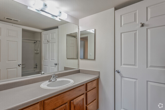 2BR, 1BA - 1164 SF - Bathroom - Quail Hollow