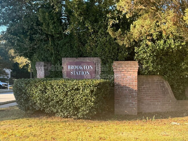 Building Photo - 335 Charlyne Way