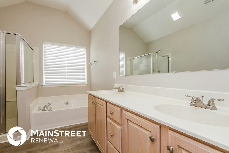 Building Photo - 7895 Sedgebrook Dr E