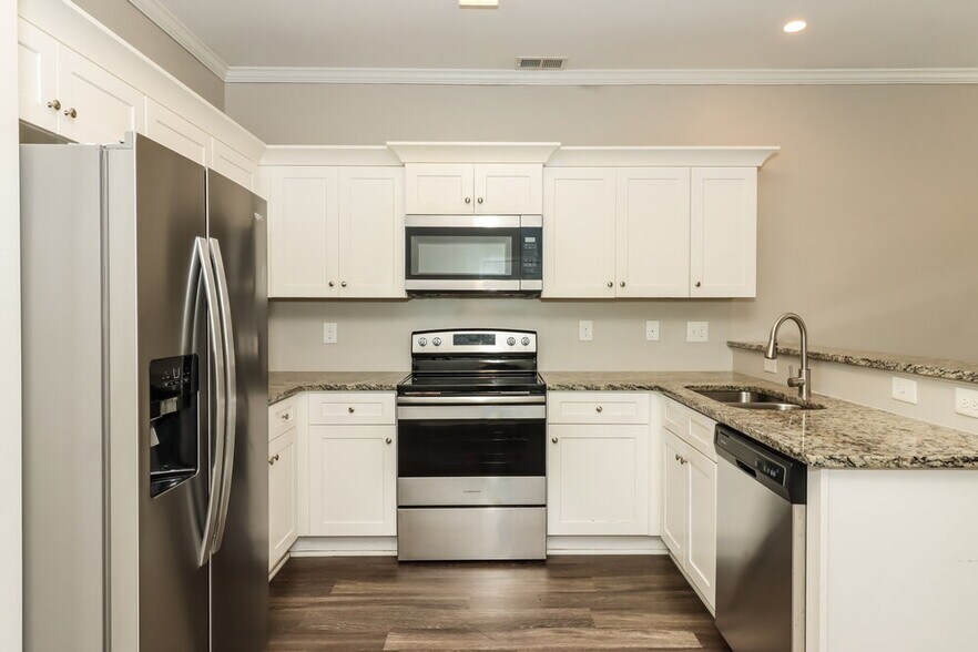 Building Photo - 737 Fieldcrest Dr