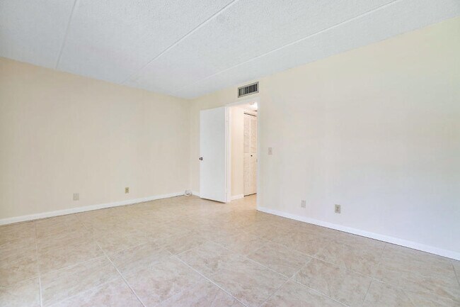 Building Photo - 400 Village Green Cir W