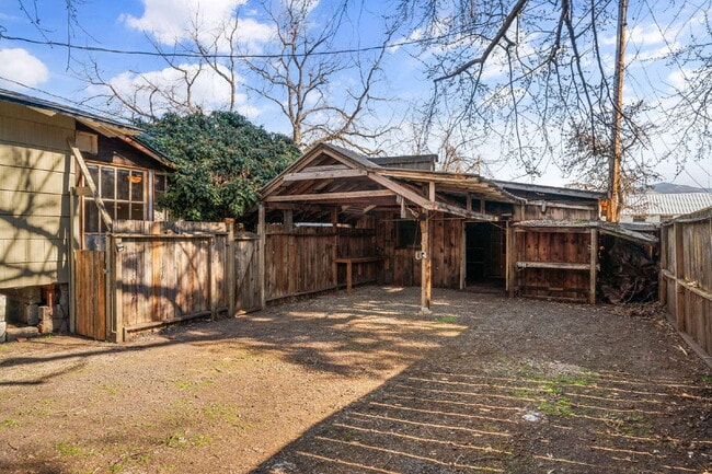 Building Photo - Charming Rustic 3-Bedroom + bonus rooms in Ashland, OR
