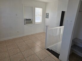 Building Photo - 1122 SW 17th Ave