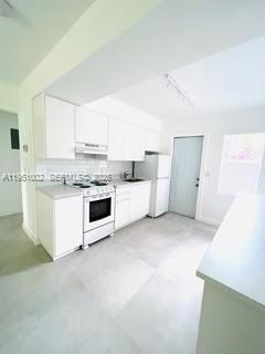 Building Photo - 780 NE 122nd St