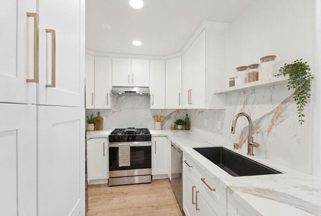Building Photo - Renovated Coastal Townhome in Prime Santa Monica