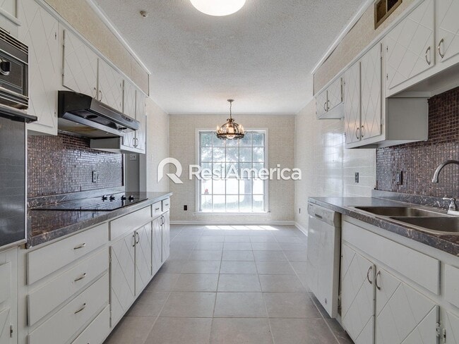 Building Photo - 3BR/2B Renovated Lake House Available For ...