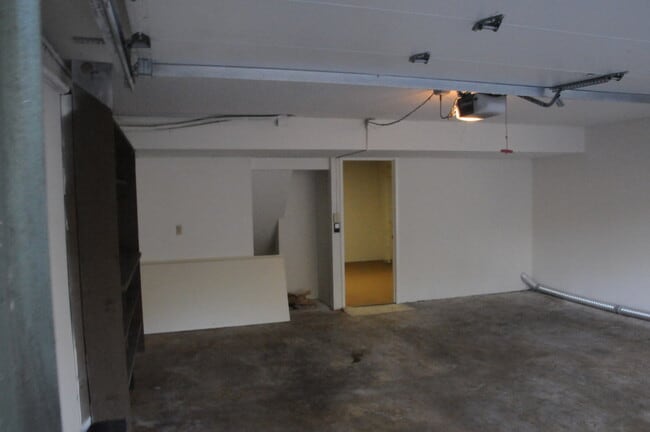 Building Photo - Villa de Montecito