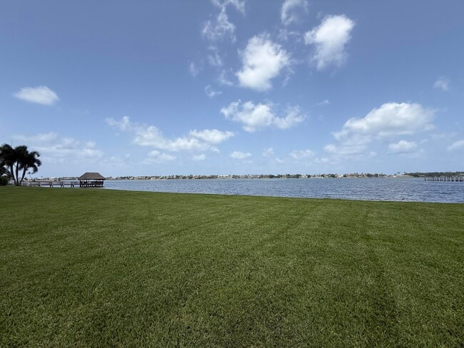 Building Photo - 225 N Lakeshore Dr