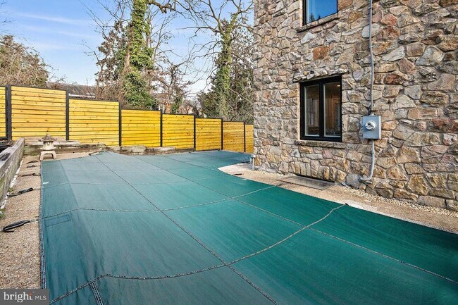 Building Photo - 2347 S Arlington Ridge Rd