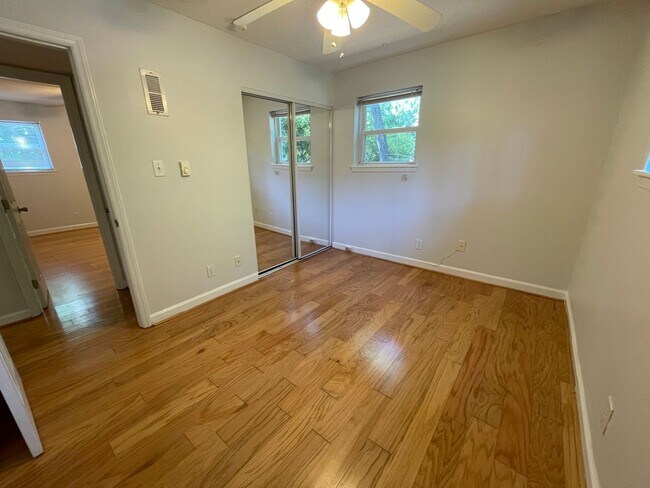 Building Photo - Sweet Spot in Carrboro! Inviting, updated 3br 2ba condo...Walk to Weaver St. & minutes to UNC