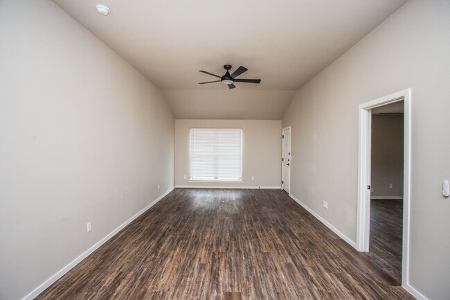Building Photo - Updated Duplex close to the Airport!