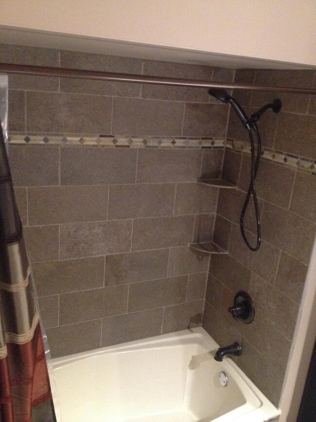 Building Photo - STUNNING 3 BEDROOM HOME IN NOVI !!