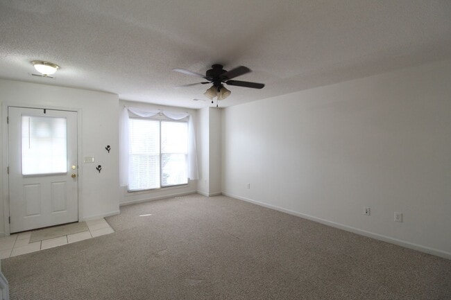 Building Photo - Liberty Square townhome