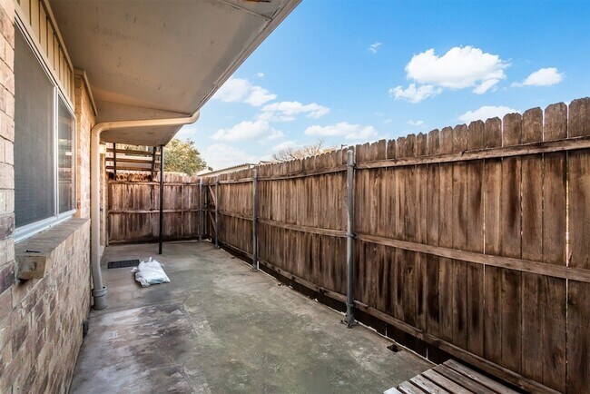 Building Photo - 10248 Regal Oaks Dr