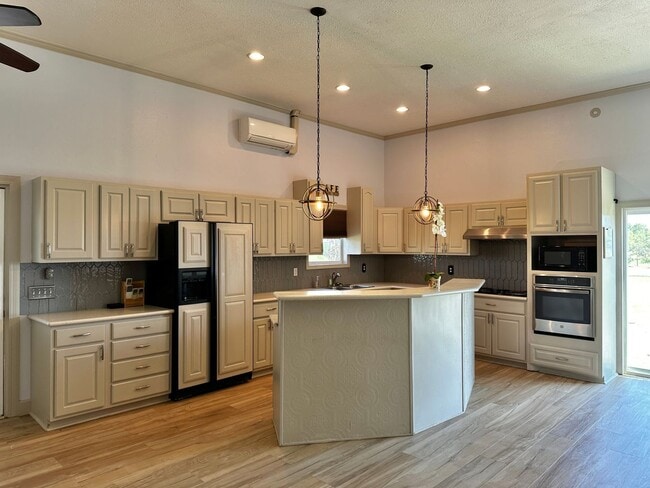 Building Photo - Barndominium in the Country!