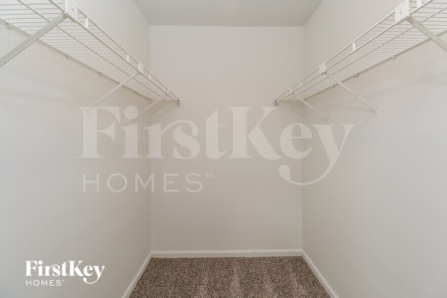 Building Photo - 5800 Old Meadow Rd