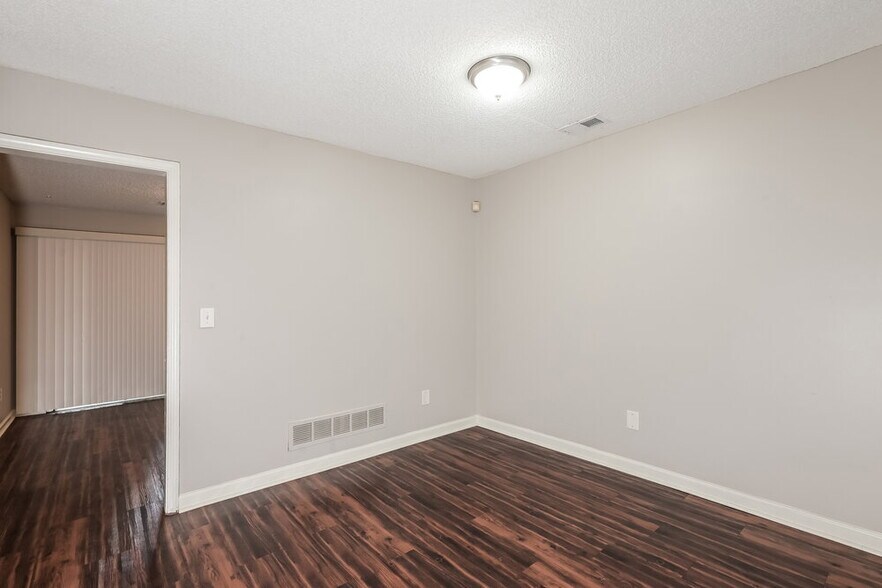 Building Photo - 5009 Hawthorne Ct