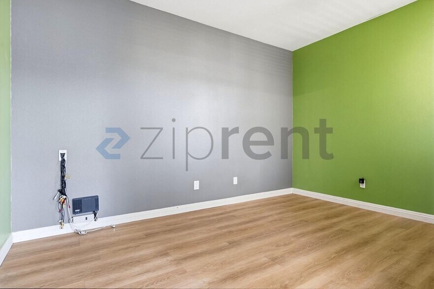 Building Photo - Unit