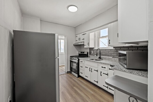 Building Photo - Beautiful 3 Bedroom House in Carrick Available May 1!