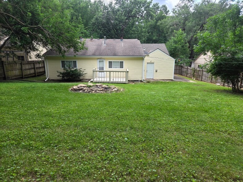 Building Photo - 8737 Sleepy Hollow Rd