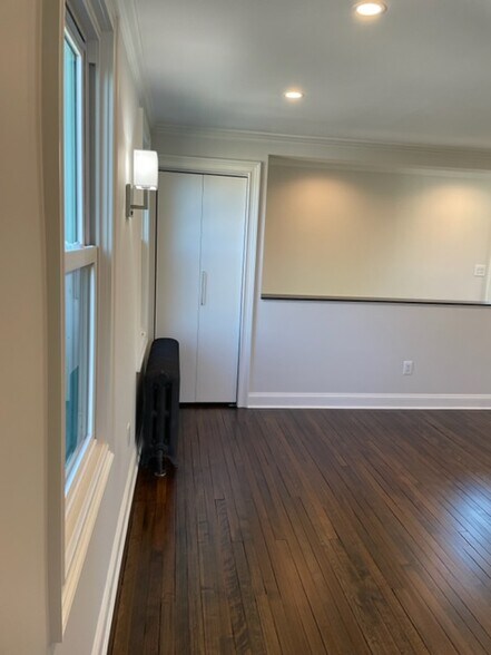 Building Photo - 32 Oakland St