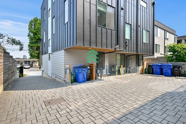 Building Photo - "Charming 2-Bed, 2-Bath Townhouse Retreat in Seattle – 1380 Sq Ft of Modern Comfort!"