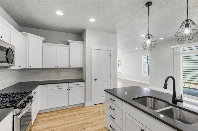 Building Photo - Perfectly designed 5-bedroom, 3-bath single family home