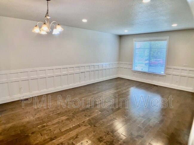 Building Photo - 269 E Ellen Ln