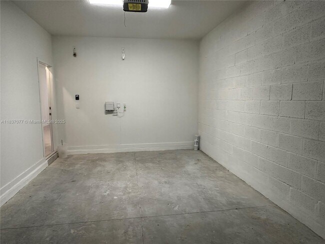 Building Photo - 822 SW 11th Ter