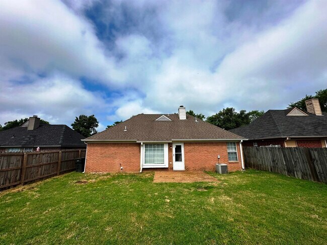 Building Photo - 3812 Clarion Dr