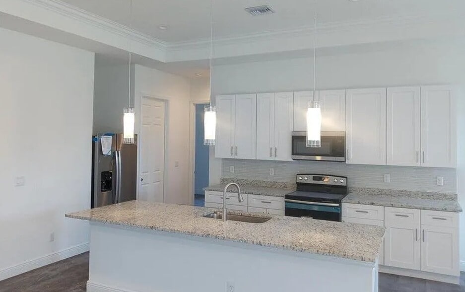 Building Photo - 986 SW College Park Rd