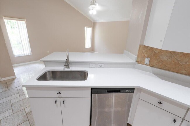 Building Photo - 16505 Lake Heather Dr