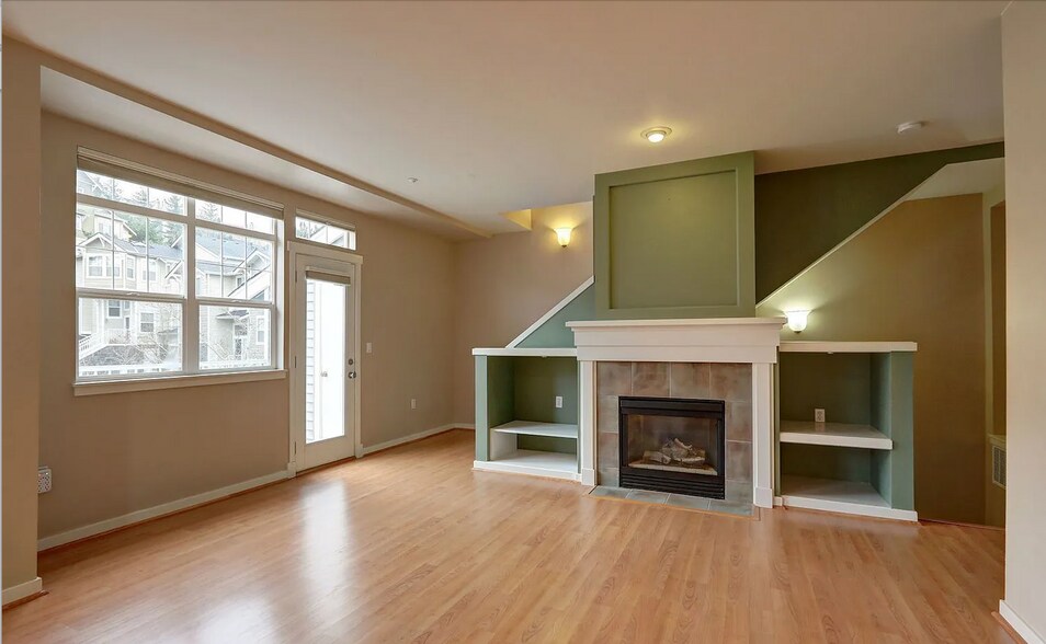 Building Photo - 1601 NE Katsura St