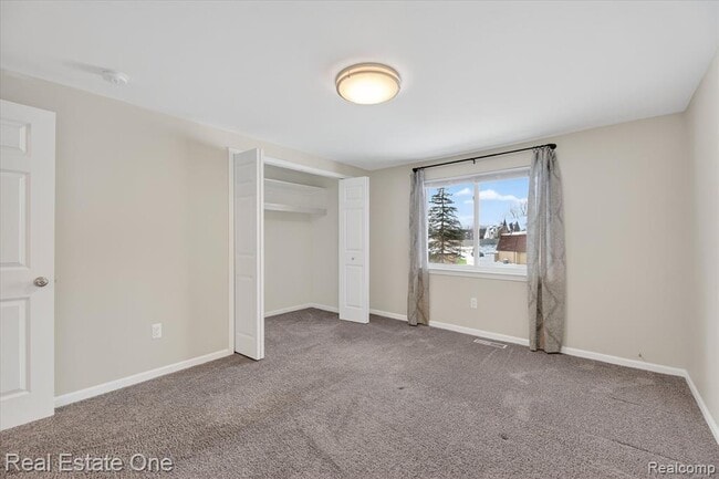 Building Photo - 874 N Main St