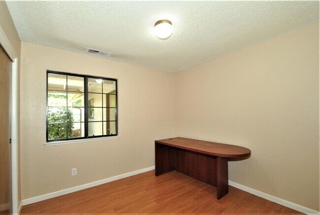 Building Photo - Lovely 4 Bedroom home in Clovis Unified