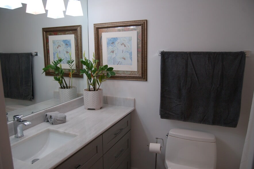 Building Photo - 575 Oaks Ln