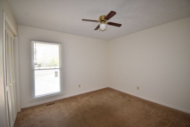 Building Photo - 3 Bedroom and 2 Bath Home (No Pets)