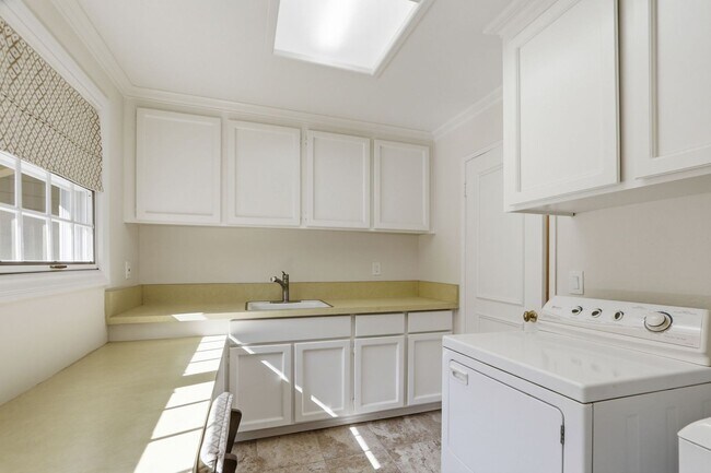 Building Photo - Stunning 3,488 Sq. Ft. Home with Pool & 3-...
