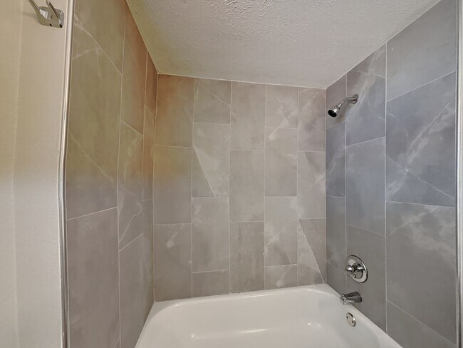 Building Photo - Spacious 3-Bed, 2-Bath Home with Garage, F...