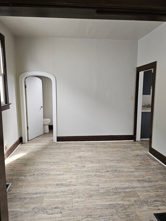 Building Photo - EHA Approved Small 2 Bed house Available Now