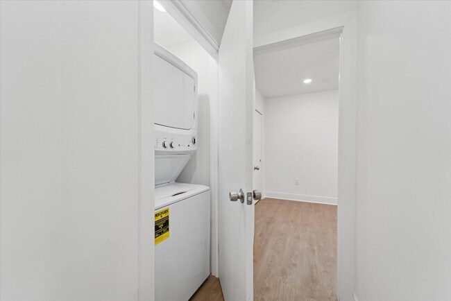 Building Photo - 812 W Roosevelt Blvd