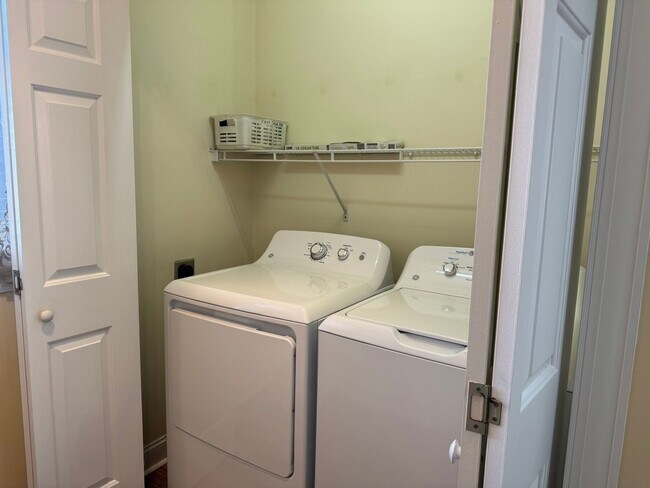 Building Photo - One Bedroom Condo in The Terraces of Denver!